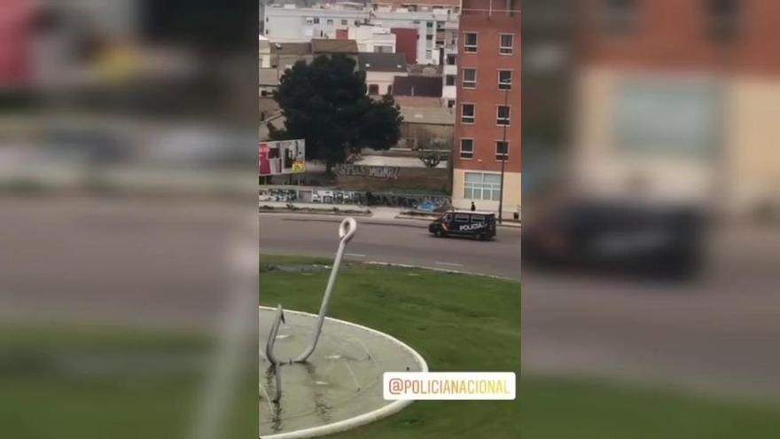 Un ciclista rompe la orden de confinamiento, huye de la policía y acaba chocando en València