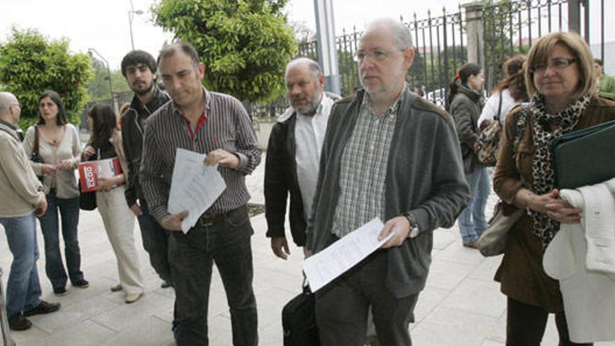 Representantes de los sindicatos de Educación esta mañana ante el registro de la Xunta en San Caetano.