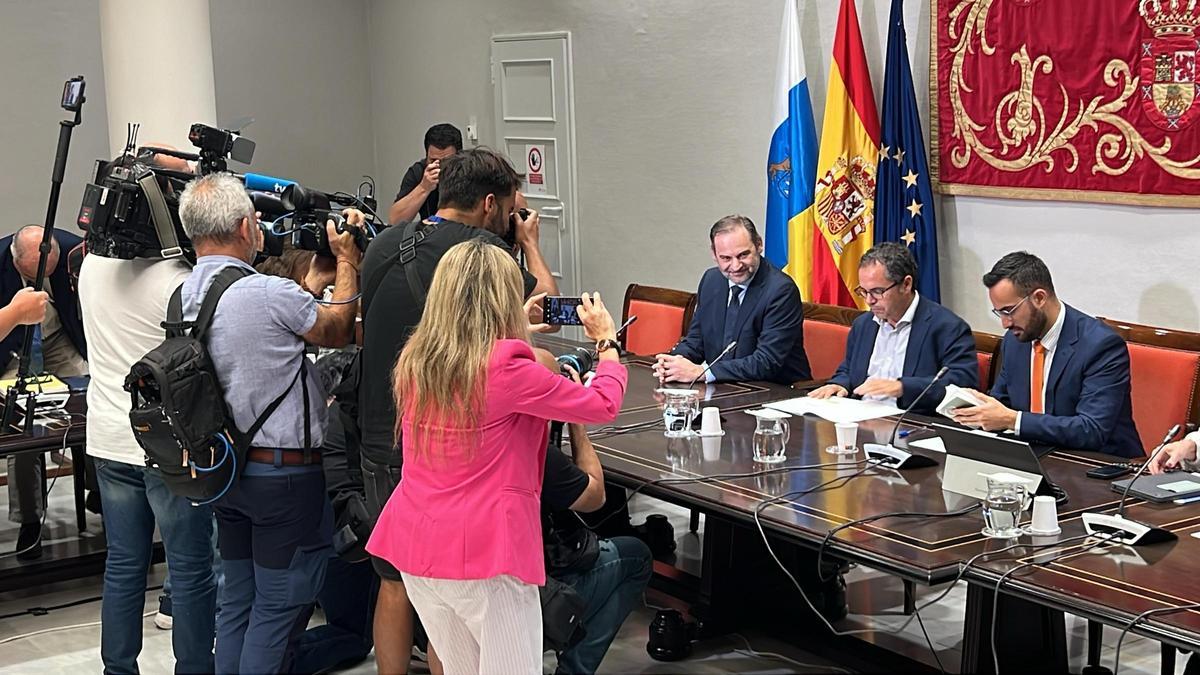 El exministro José Luis Ábalos este lunes en el Parlamento de Canarias.