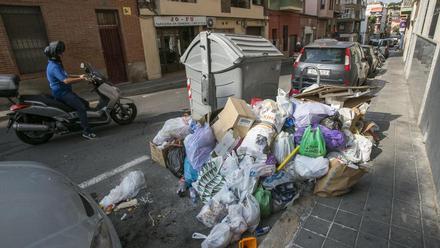 Multa de 780 € por tirar la basura a deshoras y de 300 € por vomitar fuera  de los imbornales en Alicante
