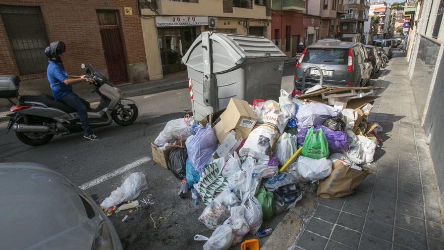 Sacar la basura a deshoras tiene multa de hasta 780 euros