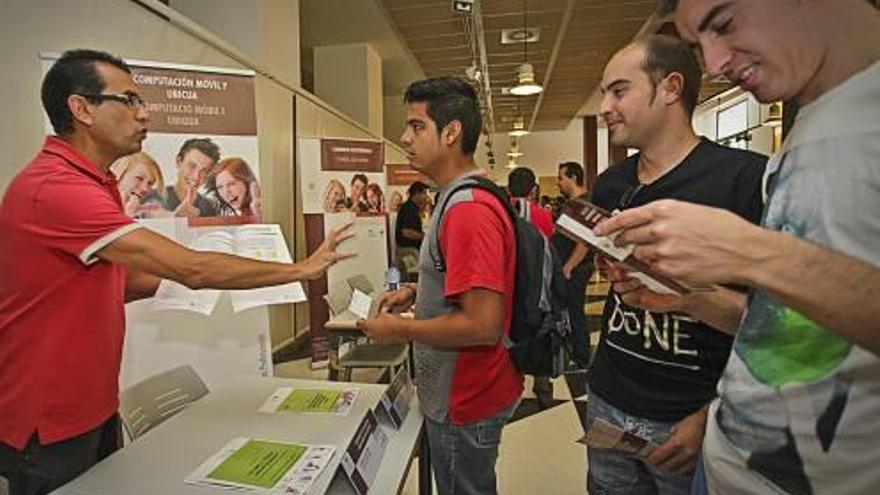 Numerosos alumnos se interesaron ayer por los títulos propios del Campus de Alcoy