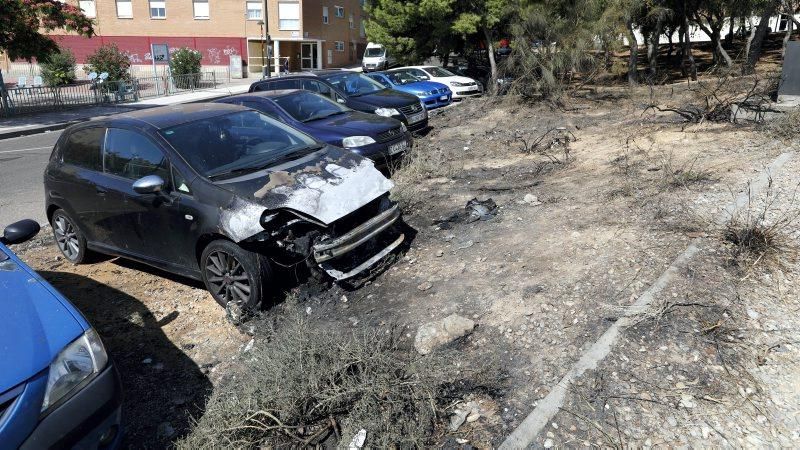 Incendio de cuatro vehículos en la calle Alhama de Aragón