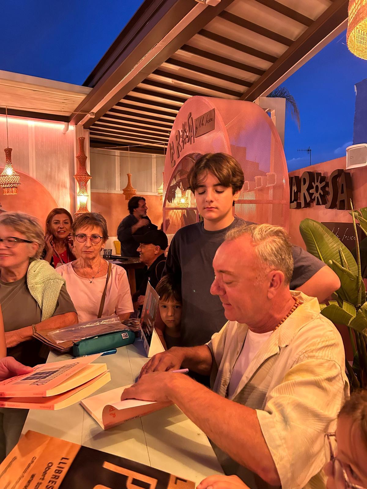L'escriptor signa els seus llibres