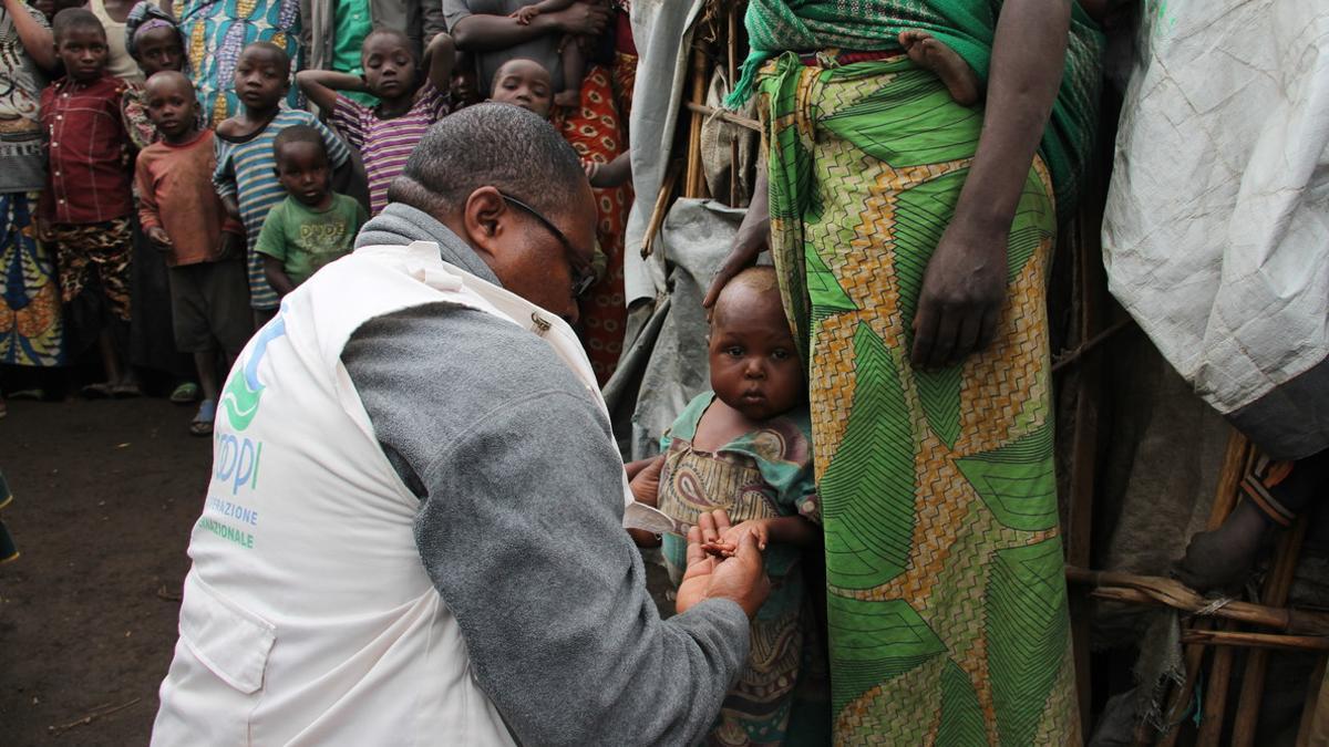 Miembros de una oenegé prestando ayuda a familias de refugiados del Congo.