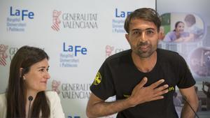 Ata Mohammad, padre de Osman, junto a la consejera de sanidad de la Generalitat valenciana, durante la rueda de prensa ofrecida en el Hospital La Fe de Valencia.