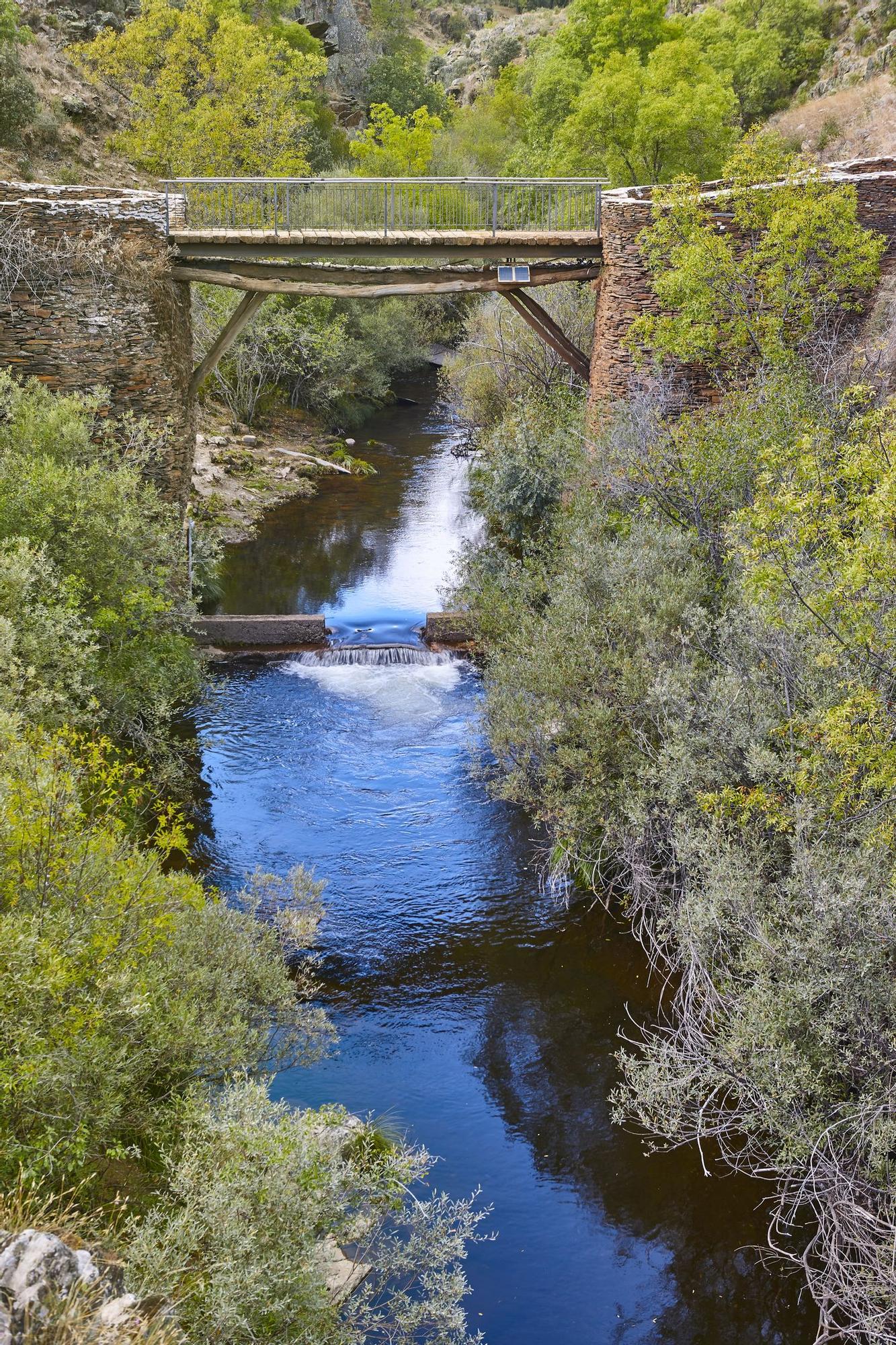 En el parque natural puedes cruzar puentes de pizarra.