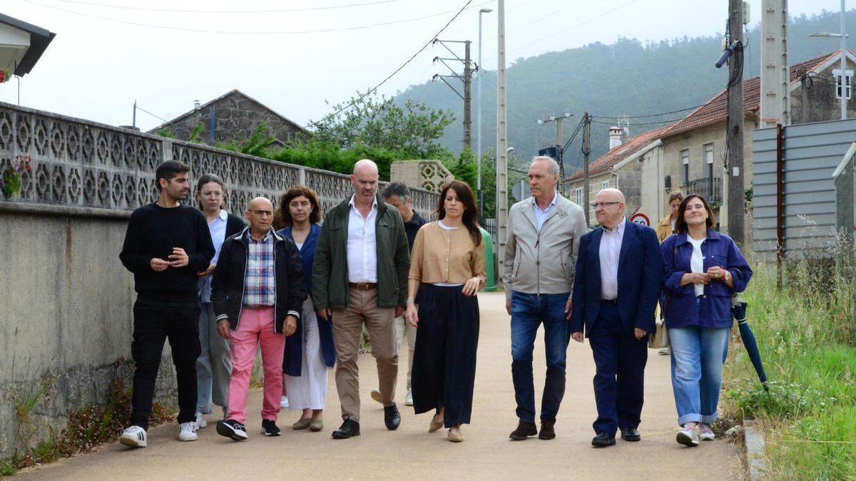 La conselleira María Martínez Allegue en su visita a Cela del 13 de junio del pasado año para anunciar la senda de Agrelo-Lapamán.