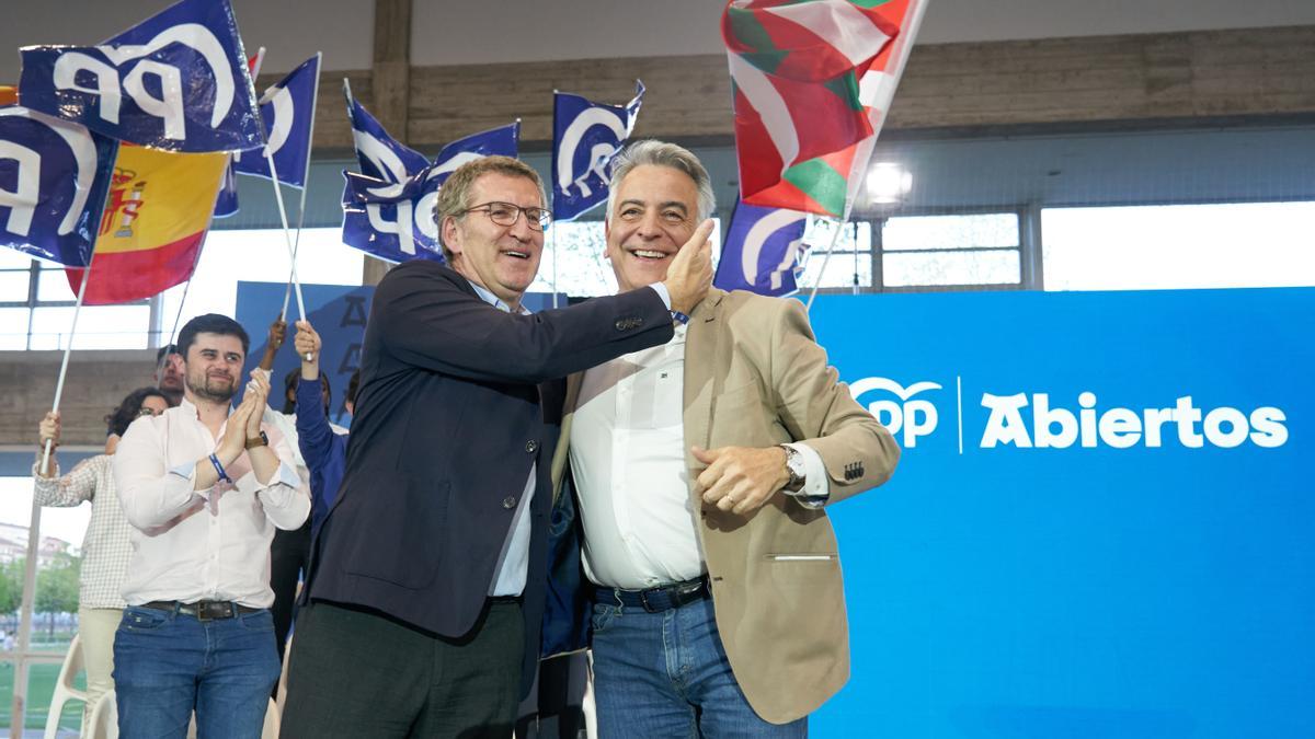 Alberto Nuñez Feijóo junto al presidente del PP vasco, Javier de Andrés, durante la campaña electoral de 2023.