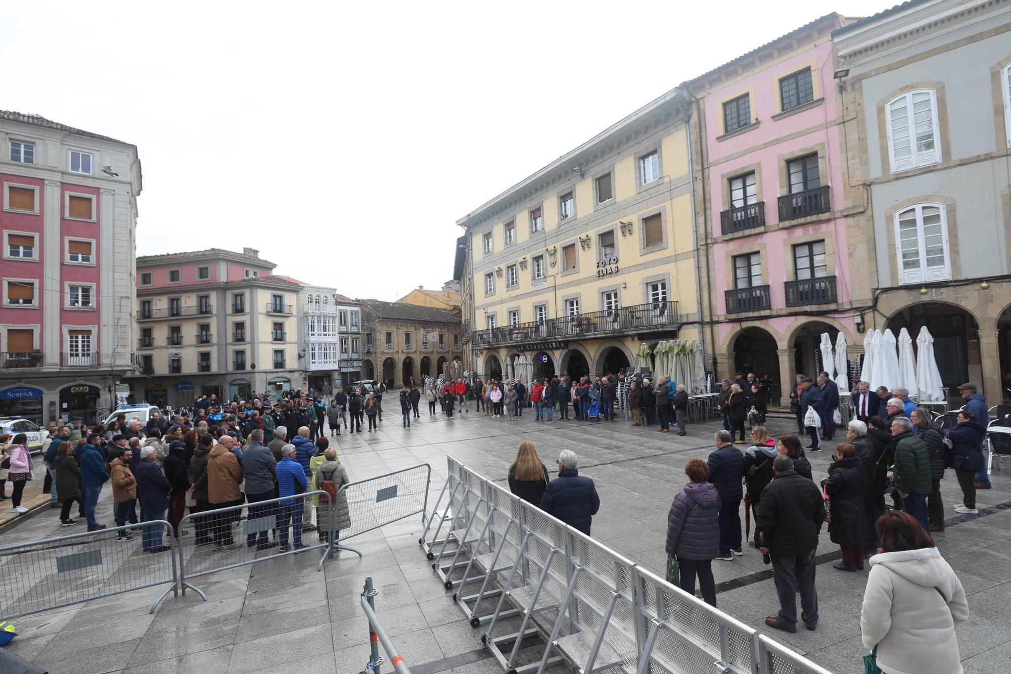 EN IMÁGENES: Avilés se suma al minuto de silencio por el asesinato en acto de servicio de dos guardias civiles en Barbate