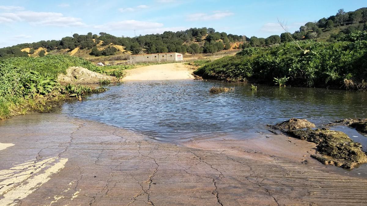 Tramo final de la Cuesta del reventón anegado por el regato Adalia