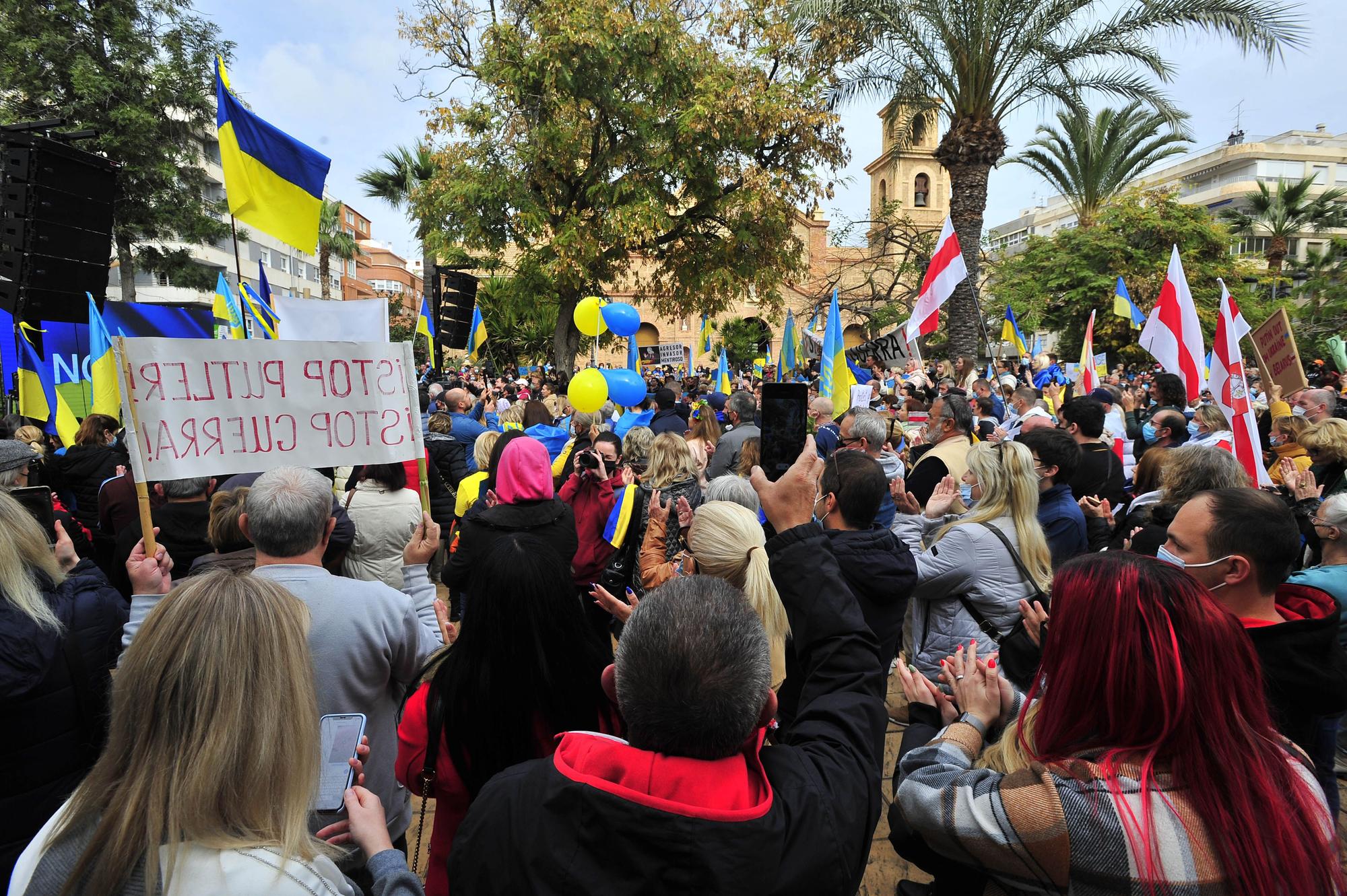 Un millar de personas se manifiesta en Torrevieja contra la invasión de Ucrania