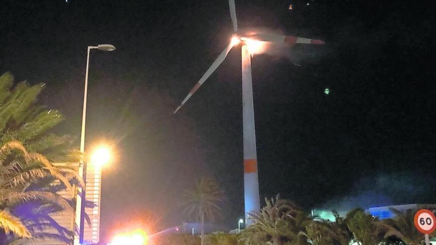 Así ardió el aerogenerador de Arinaga