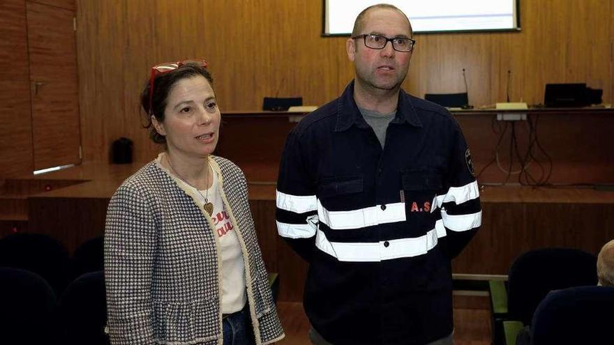 Asun Cámara, con Sergio Tuñón, en el edificio de investigación del campus de Barredo.