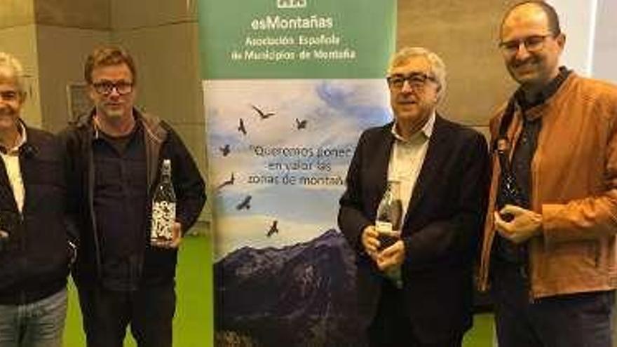 El alcalde de Somiedo, Belarmino Fernández, con su botella de agua del río Somiedo, junto al teniente de alcalde de Les (Cataluña), Andreu Cortés; el regidor de Puebla de Sanabria, José Fernández, y el de Pliego (Murcia), Pedro Noguera.