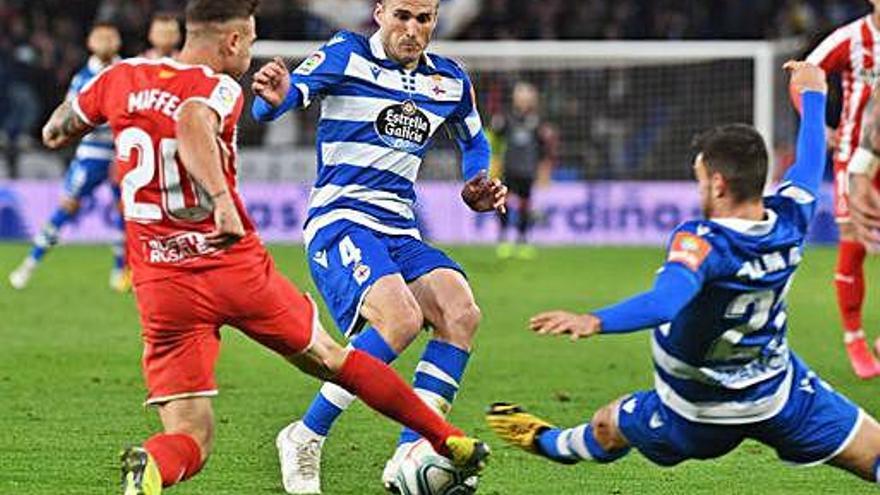 Álex Bergantiños presiona a un jugador del Girona.