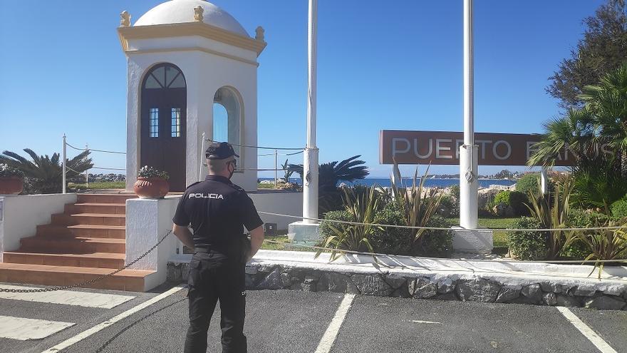 Un agente de la Policía Nacional en Puerto Banús, en Marbella.