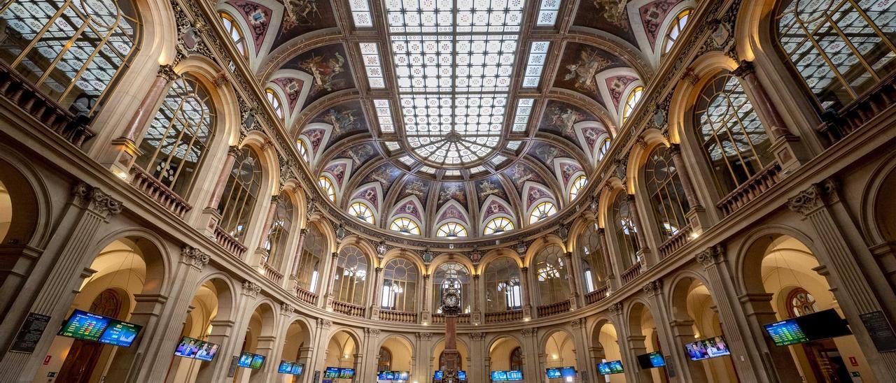 Vista del interior y la cúpula del Palacio de la Bolsa de Madrid.