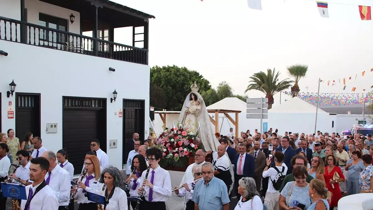 Yaiza se vuelca con la Virgen de Los Remedios en su día grande pese al fuerte calor