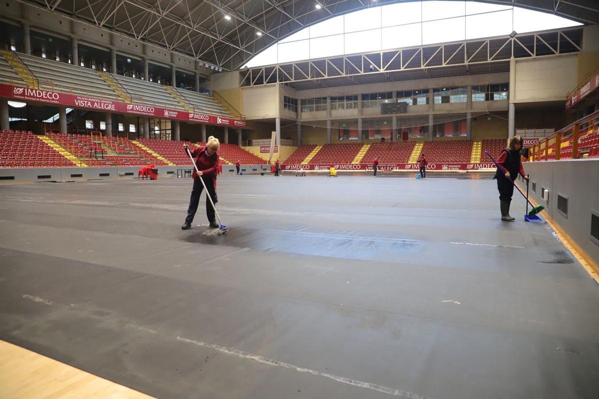 Limpieza del pabellón de Vista Alegre, en Córdoba, de cara a posibles desalojos.