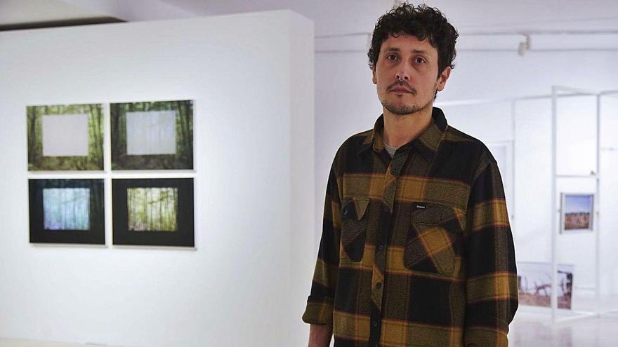 Antonio Guerra junto a su exposición “Land &amp; Reland” en el Etnográfico. | Jose Luis Fernández