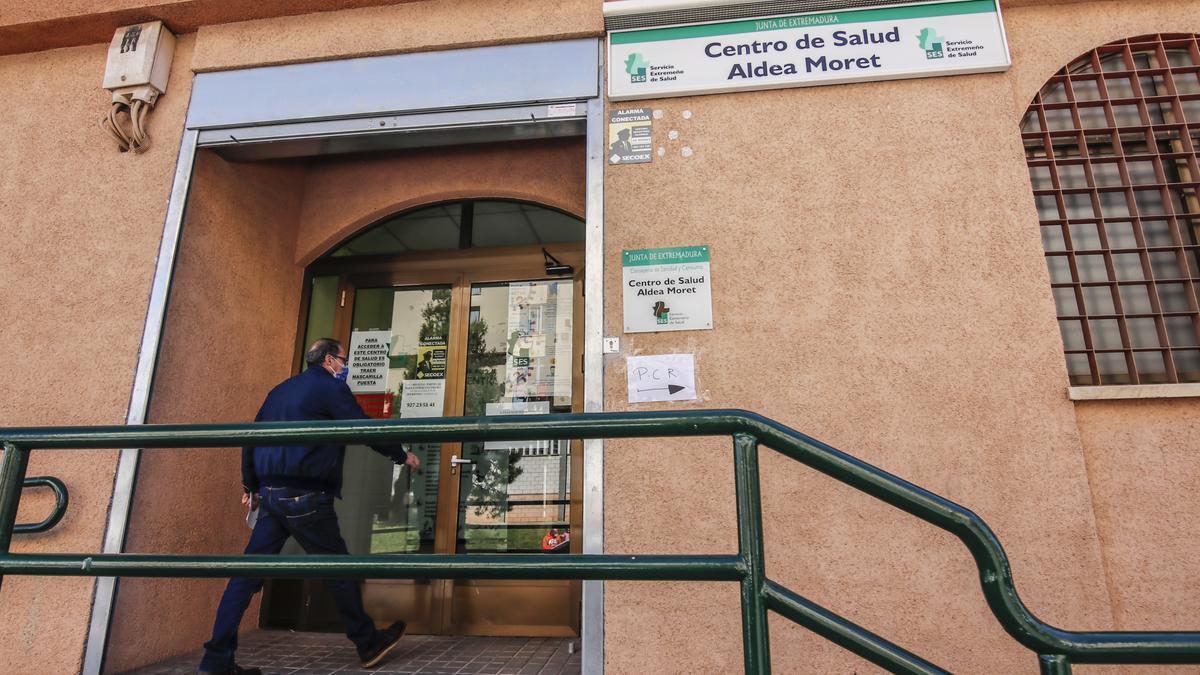 Un hombre accede a un centro de salud en la ciudad de Cáceres.