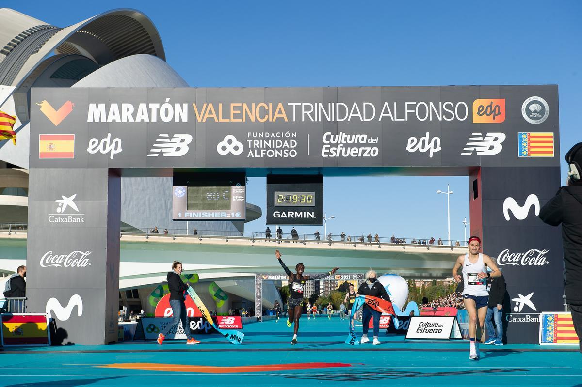 Nancy Jelagat, a su entrada en la línea de meta en València