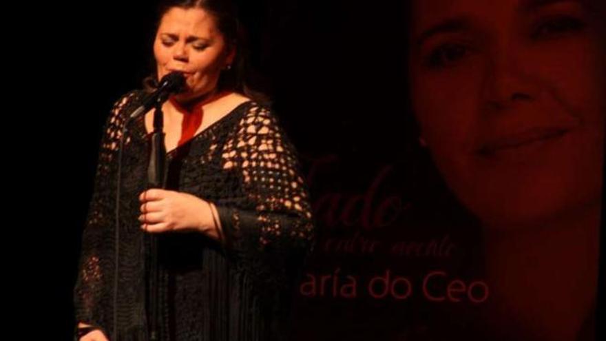 María do Ceo, en la noche de ayer, durante su concierto en A Estrada.  // Bernabé/Cris M.V.