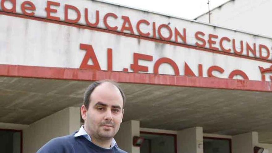 Silvano Sánchez León, a las puertas del instituto.