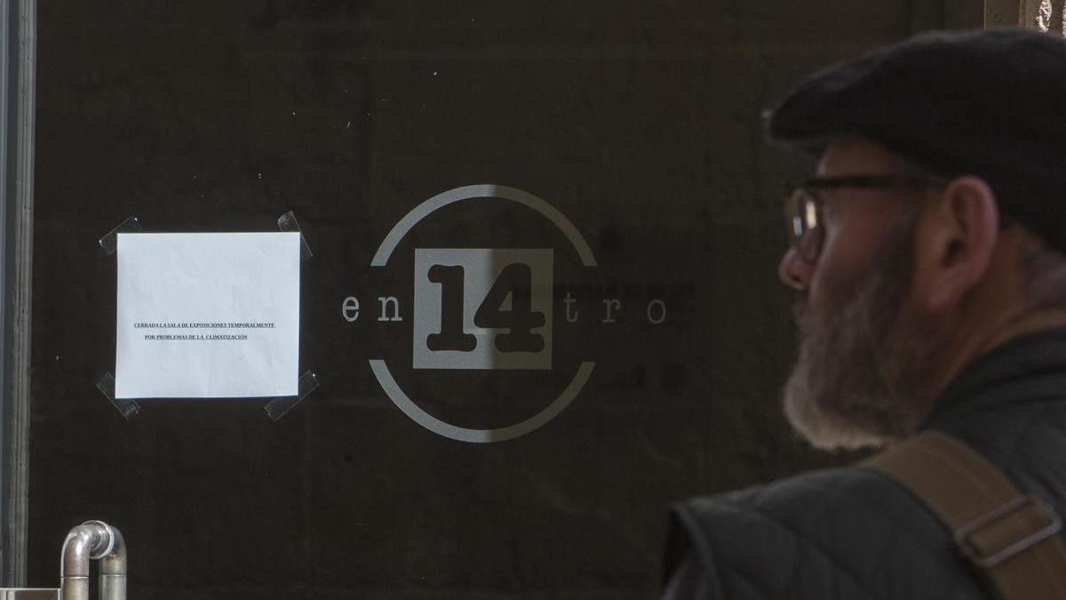 Una persona pasa por delante del Centro 14, pendiente desde hace años de su ampliación, en una imagen de archivo
