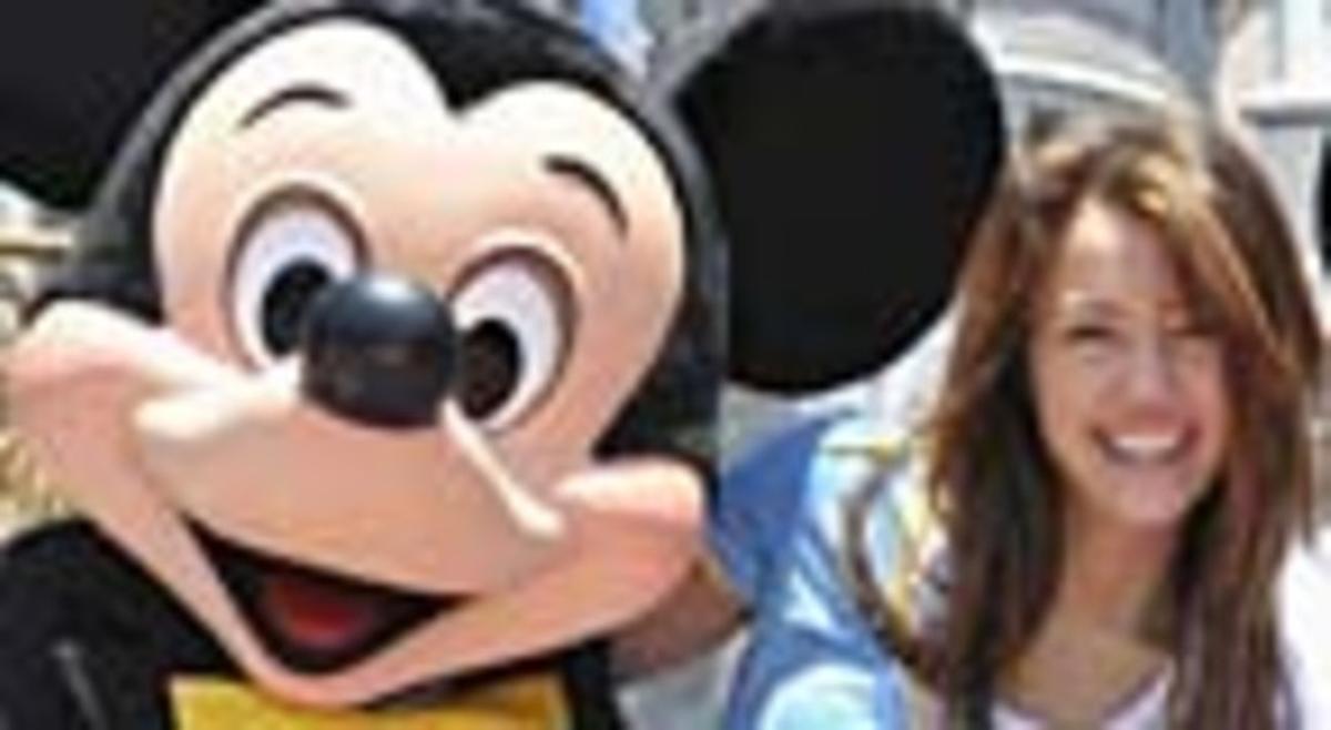 Miley Cyrus, de la sèrie ’Hannah Montana’, amb Mickey Mouse.