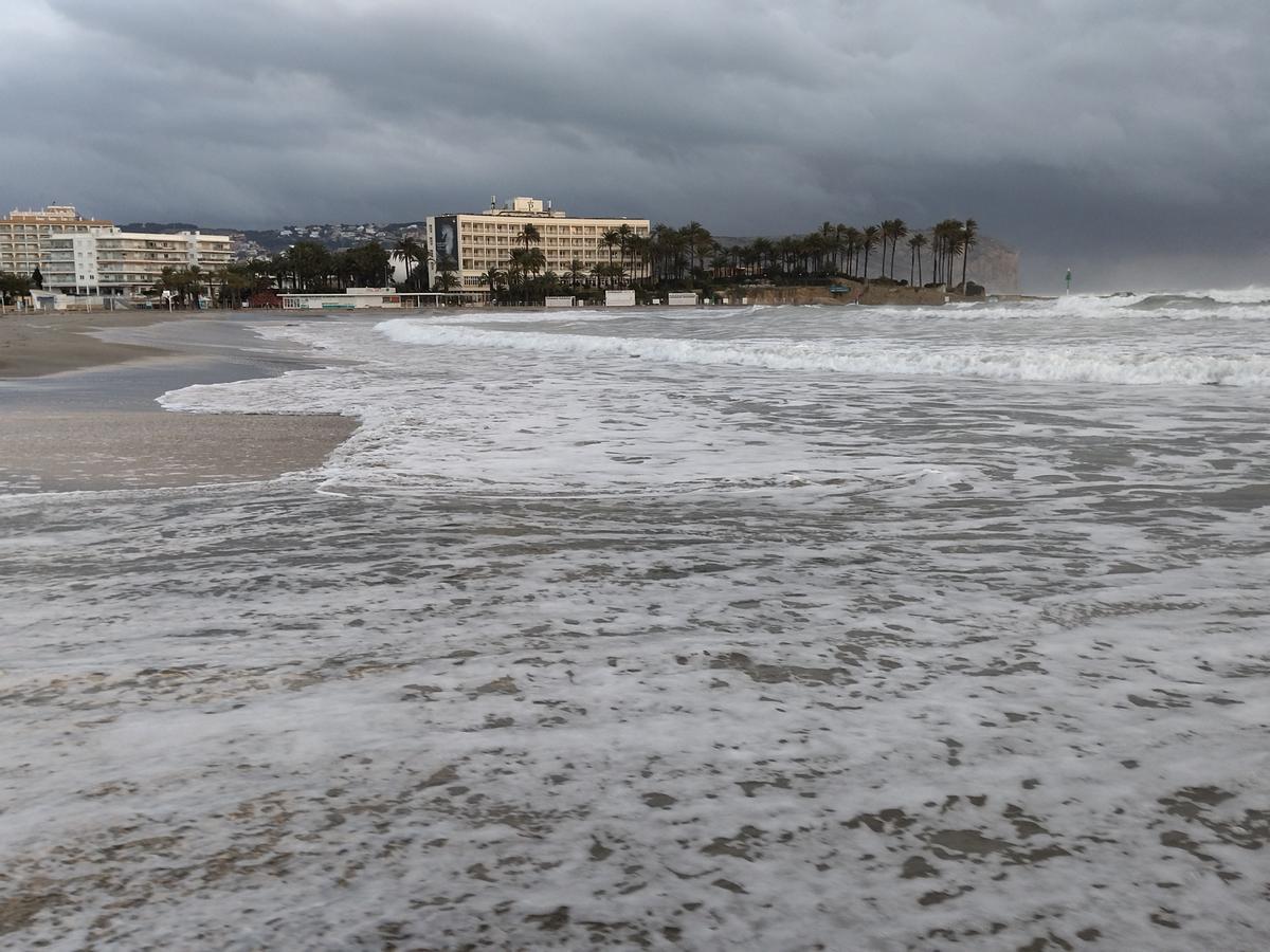 El oleaje en el Arenal con el Parador de Turismo al fondo