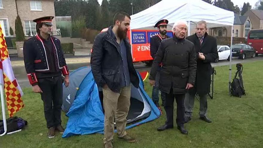 Boadella baila &#039;Waterloo&#039; ante la casa de Puigdemont