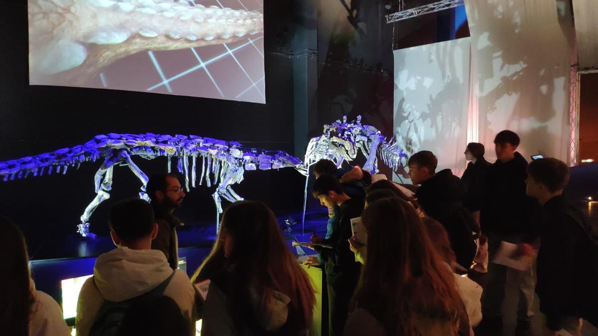 Los alumnos del IES Segundo de Chomón de Teruel viajan en el tiempo y pasan la tarde entre dinosaurios