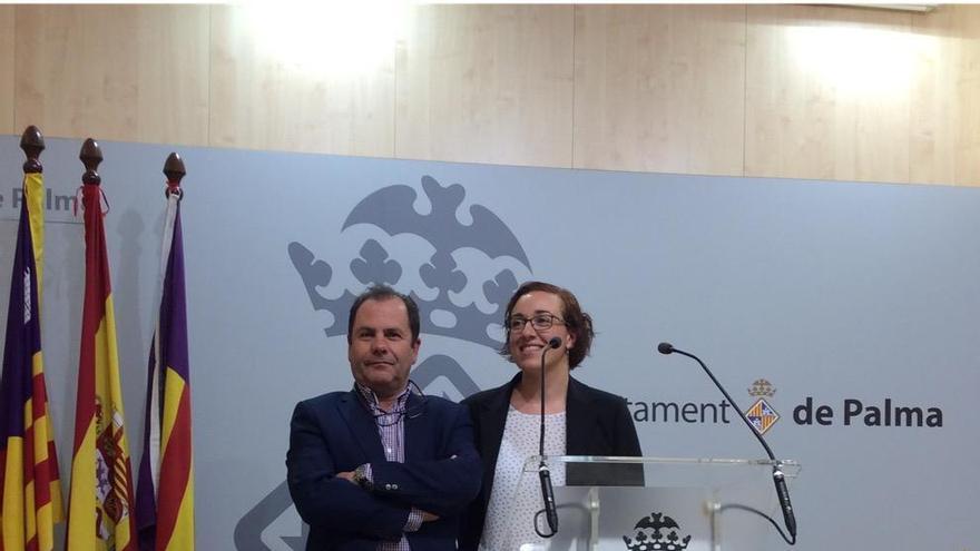 La concejala Joana María Adrover y Josep Msyol.