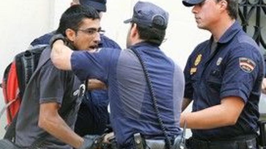 Cinco dentenidos tras el choque entre la Policía y los indignados en Valencia