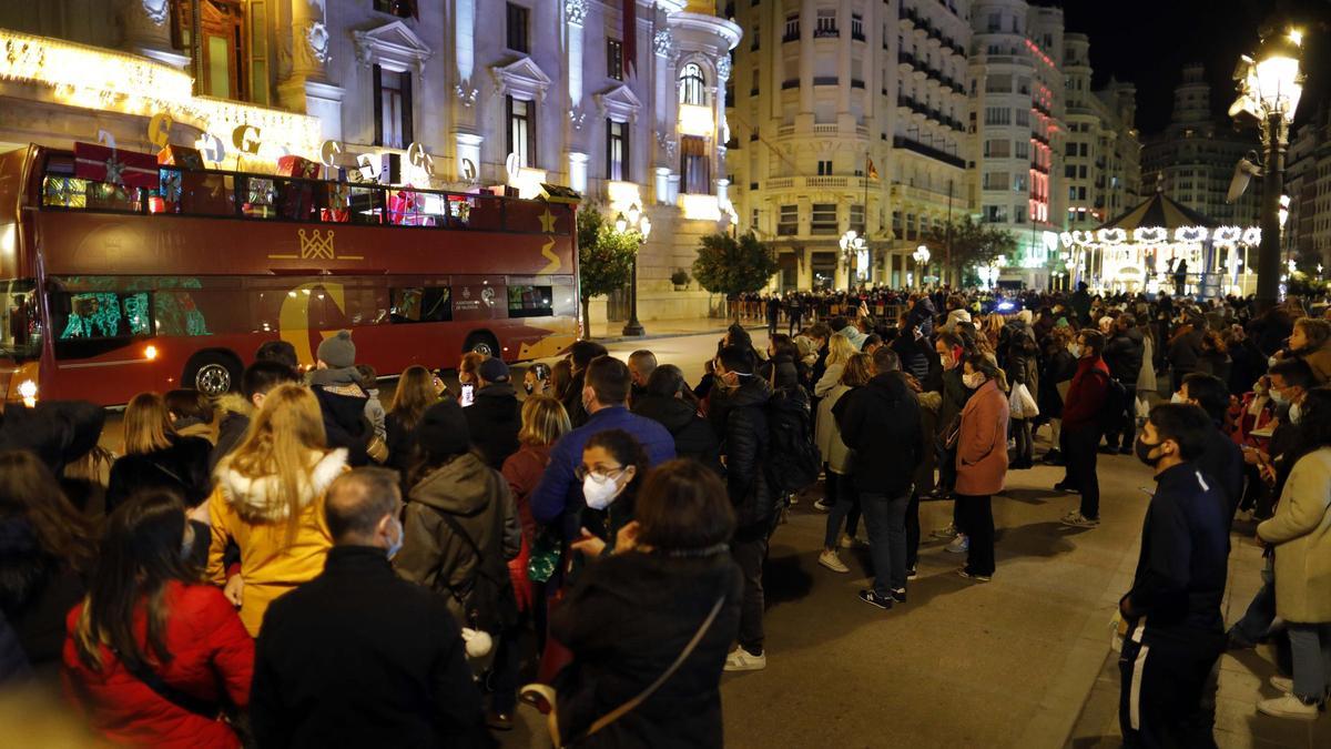 Aglomeraciones en la plaza del Ayuntamiento de València para ver a los Reyes Magos