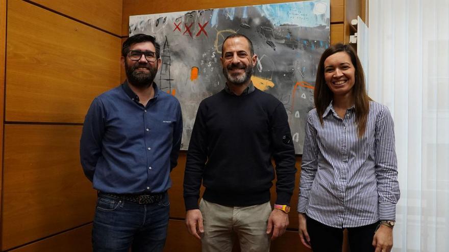 Rubén Martín, Ángel García y Mar Fernández, ayer, en el Ayuntamiento de Siero. | A. S.