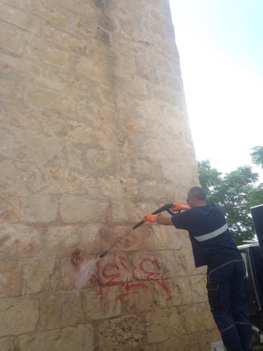 Limpian grafitis en el molino de La Soledat