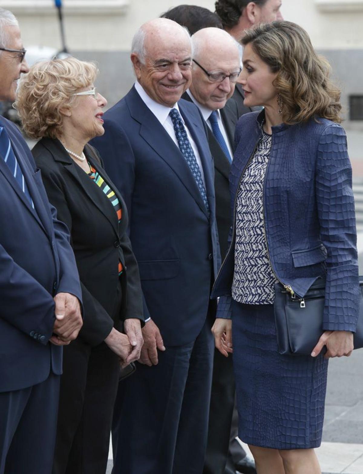 Letizia Ortiz con traje azul de Hugo Boss en el Museo Nacional del Prado