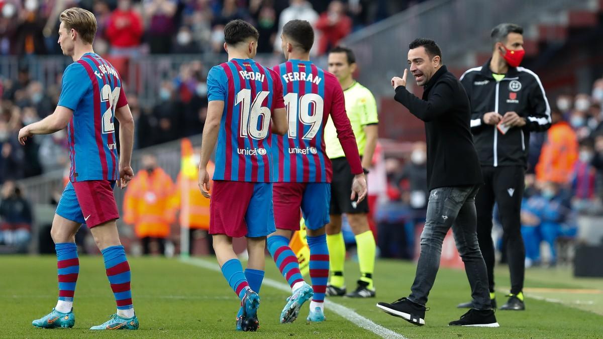 Frenkie de Jong, Pedri y Ferran Torres con Xavi Hernández