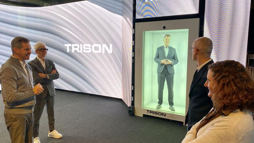 Miñones saluda por holograma al director general de Trison, Alberto Cáceres. |   // L. O.