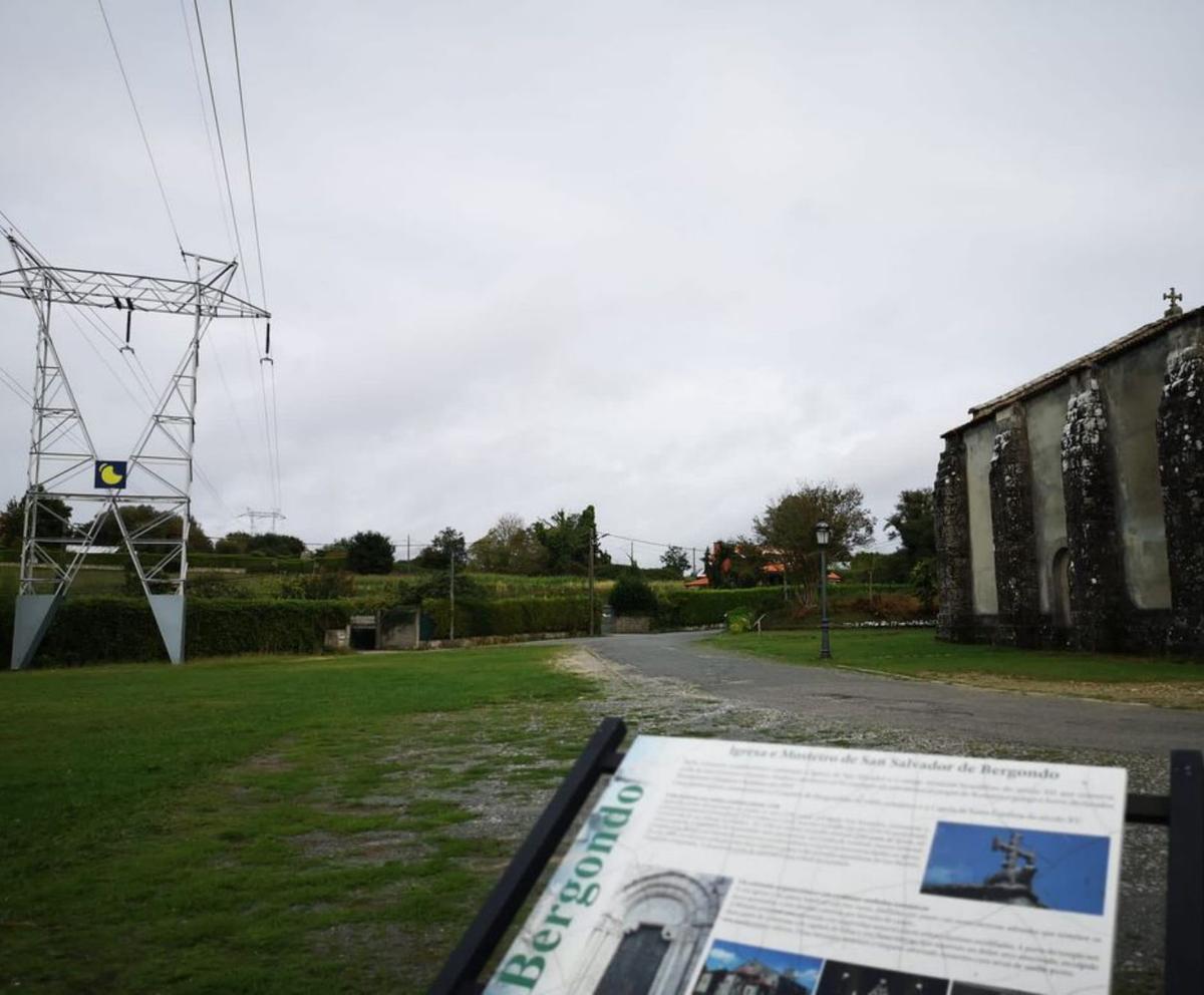 Torreta de alta tensión en el entorno del monasterio de Bergondo. | // L.O.