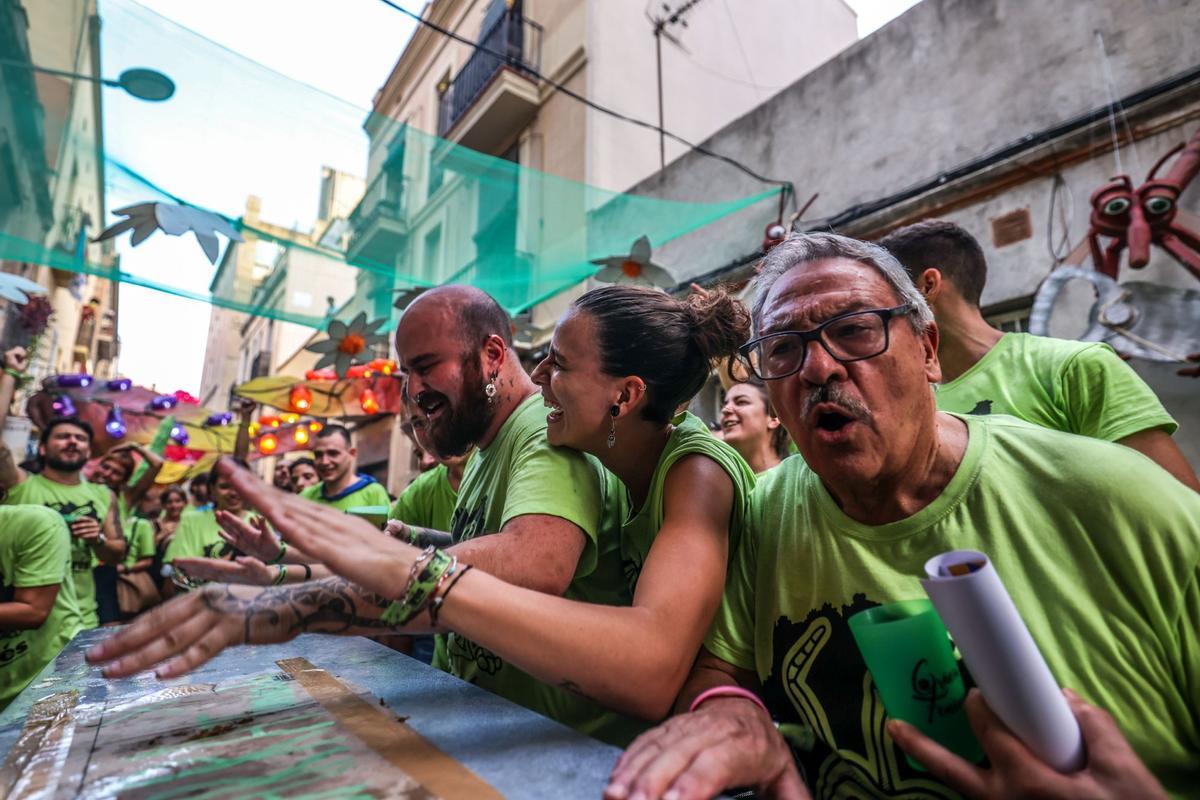 La calle Progrés se ha proclamado ganadora del concurso de decoraciones de la Fiesta Mayor de Gràcia de este año 2023. En esta ocasión, la temática en la que han trabajado los vecinos ha sido la película Bichos, bajo el nombre de Formigres.