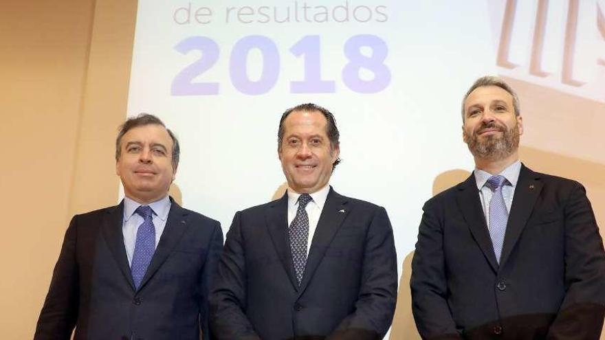 Botas, Escotet y Alberto de Francisco, director financiero de Abanca, ayer.