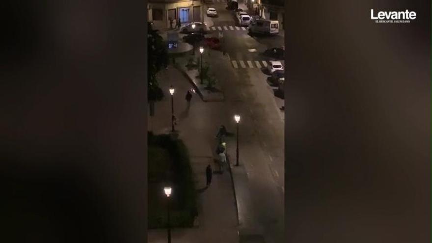 A patadas con una de las papeleras de la calle Pelayo durante una noche de botellón