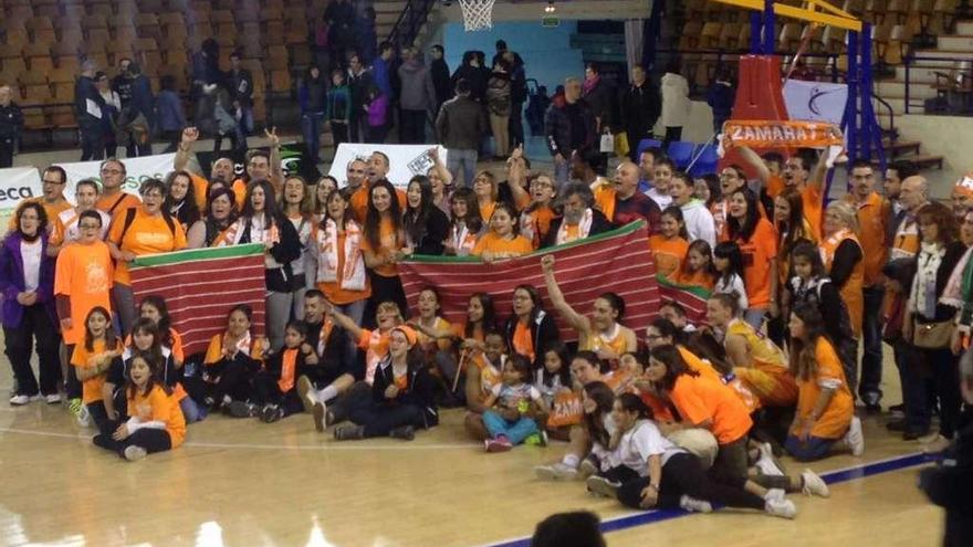 Plantilla y jugadoras celebran la permanencia sobre el parquet del Pabellón de Mendizorrotza.