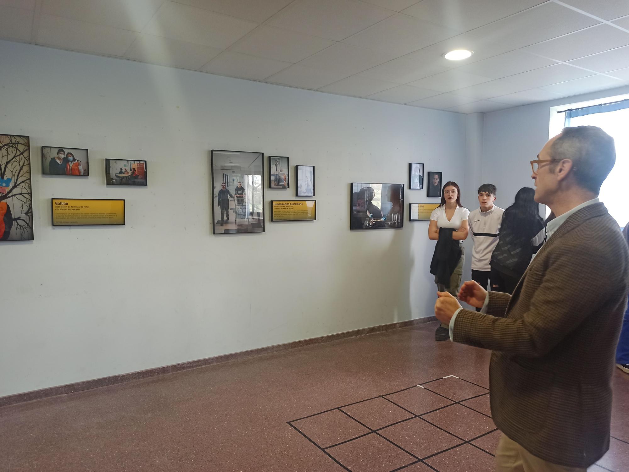 La exposición "Nuestros vecinos invisibles" sorprende a los alumnos del instituto de Llanera: "Es inspiradora"