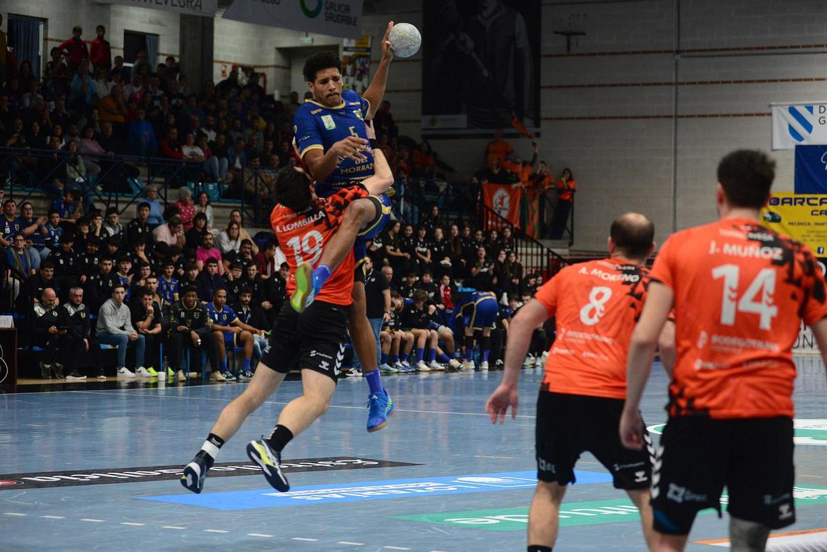 Rafael Andrade durante una acción del partido ante Torrelavega en O Gatañal.