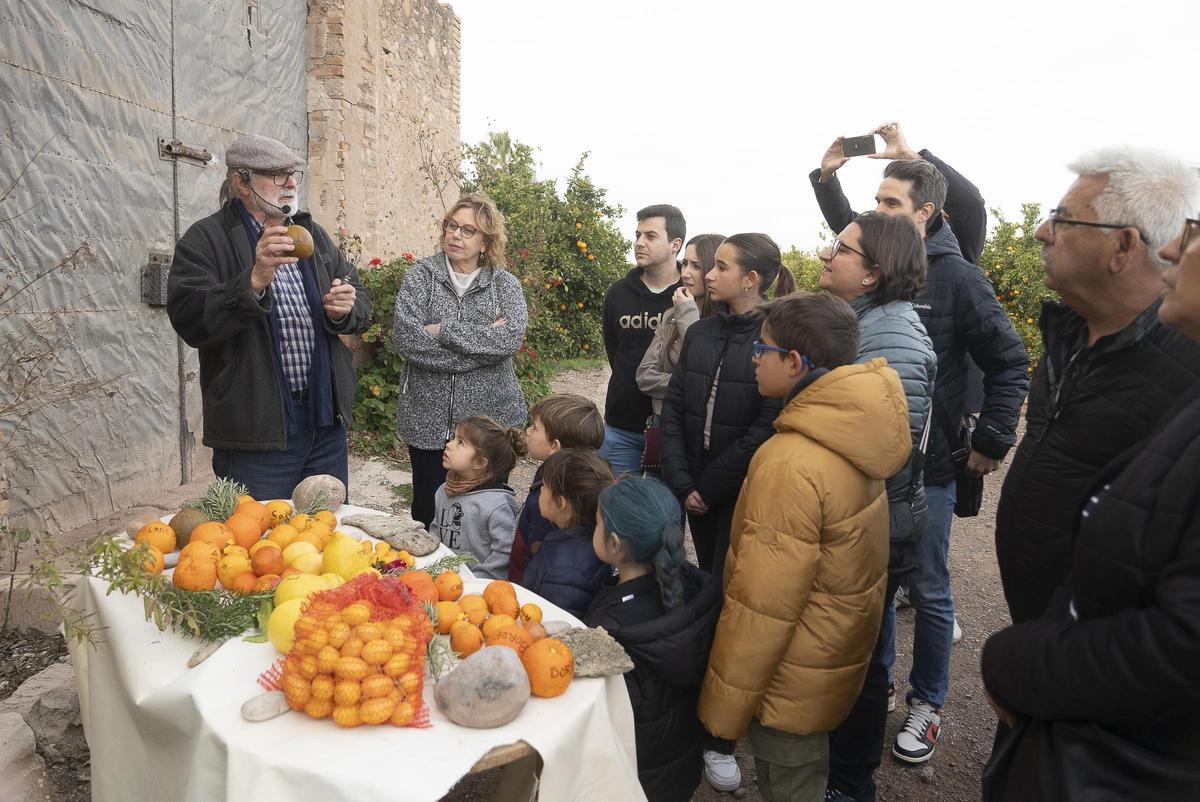 Antonio Navarro y la concejal María Martínez, durante la primer edición de la ruta Flor de Taronger.